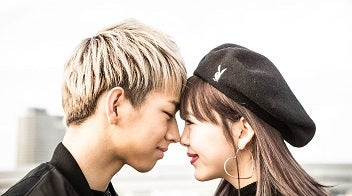 藤田ニコル Lol佐藤友祐 鼻キス バックハグ 密着デートにファン悶絶 モデルプレス