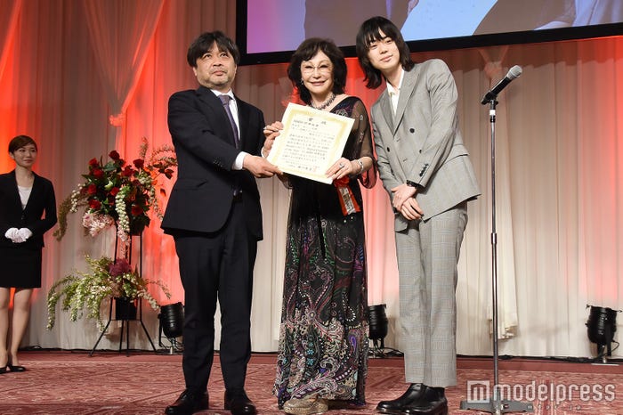 絶妙な腰の曲げ具合の菅田将暉 (C)モデルプレス