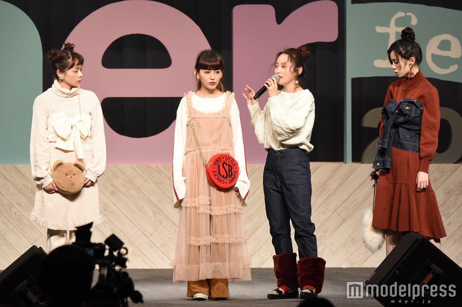 （中央右）高橋愛（C）モデルプレス