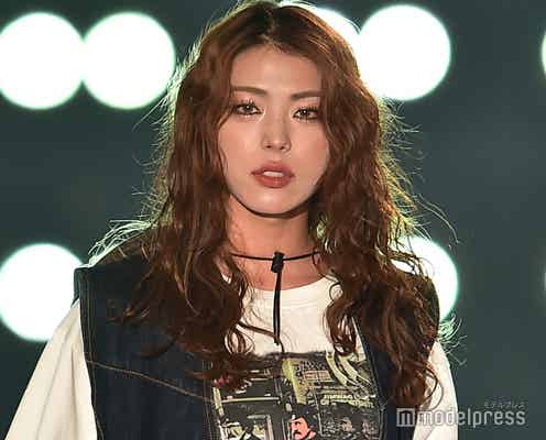 井手上漠“美脚ちらり”ミニ丈ショットが話題「美しい」「ビジュ最高」の声