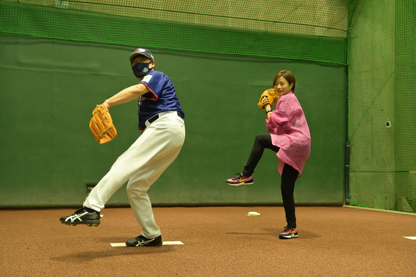 （右）石原さとみ（提供写真）