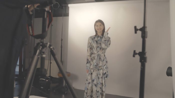 佐々木希/新CMメイキングより(C)2022 GMO CLICK Securities, Inc. All Rights Reserved.