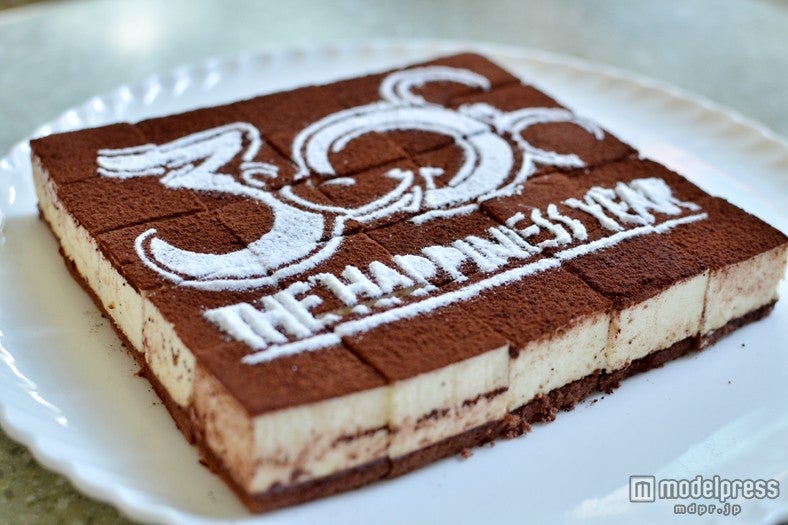 2つのパーク（TDL＆TDS）の人気メニューや、かつてのメニューをモチーフにした復刻メニューなどが集結／「クリスタルパレス・レストラン」