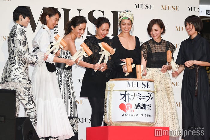 編集長(右)との鏡割りで盛り上がる/比留川游、小泉里子、梨花、佐田真由美、竹下玲奈、浅見れいな(C)モデルプレス