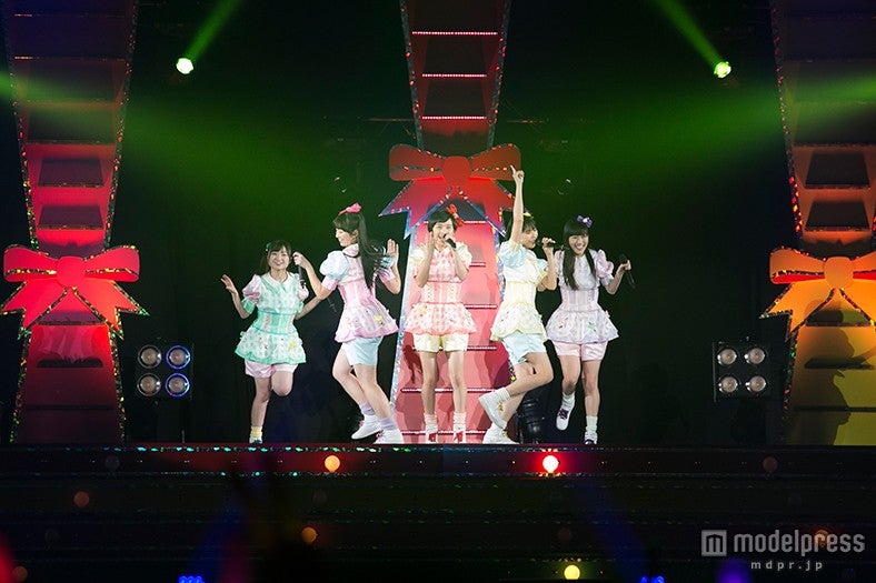 ももクロからチョコのプレゼント サプライズゲスト登場で落語にも挑戦＜セットリスト＞