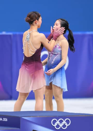 フィギュア 坂本花織が中井亜美のほっぺをポン！表彰式前に注目を集めたワンシーン SP後には「日本の世代交代は安泰」