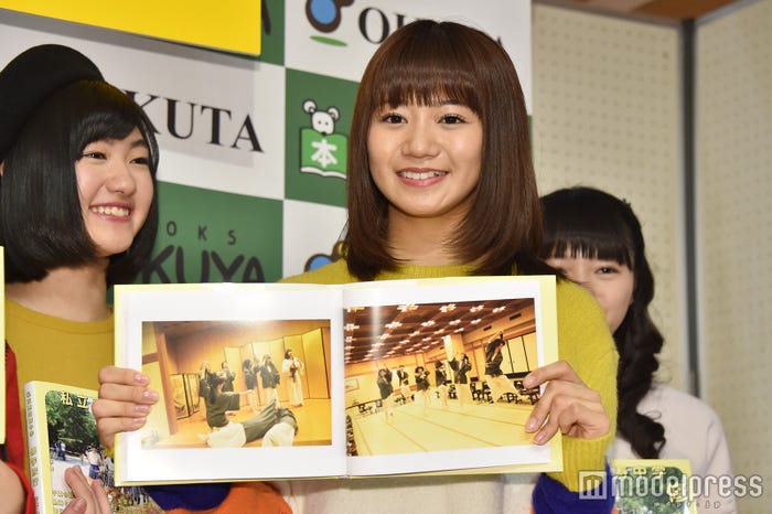 メンバーのお気入りカットを紹介する星名美怜(C)モデルプレス