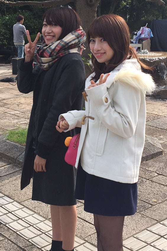 「ラブホの上野さん」撮影オフショット／（左から）千畝あずみ、大塚チサト（画像提供：所属事務所）