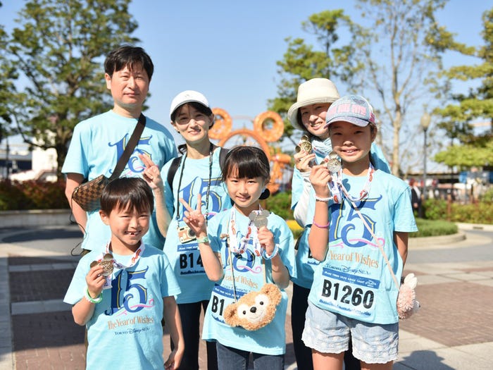 堂園さん櫻井さん親子/「ディズニー・ファン・アンド・ラン」(C)Disney