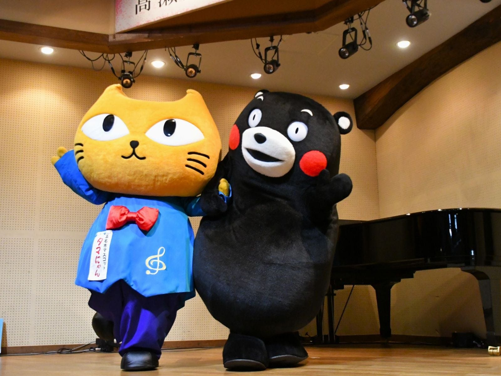タマにゃんと仲よくステージへ=4月29日、熊本県玉名市
