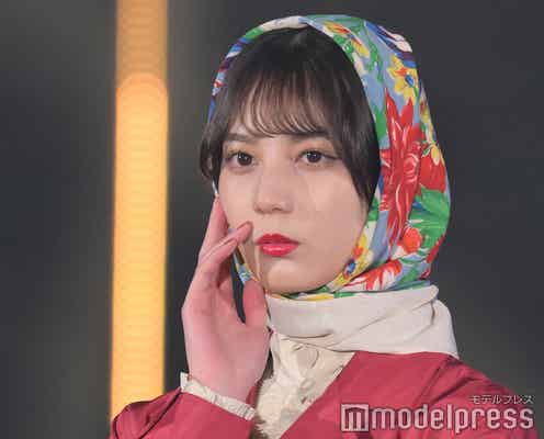 日向坂46小坂菜緒、バンダナ巻きレトロな装い クールな表情にドキッ【TGC 2024 S/S】