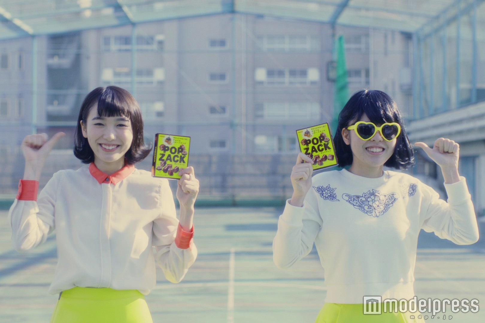 飯豊まりえ（左）／新CMより