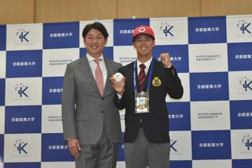 広島 新井監督がドラ3・野原に指名あいさつ 1年目からのローテ入りに期待「エースになれる素質を持っている」