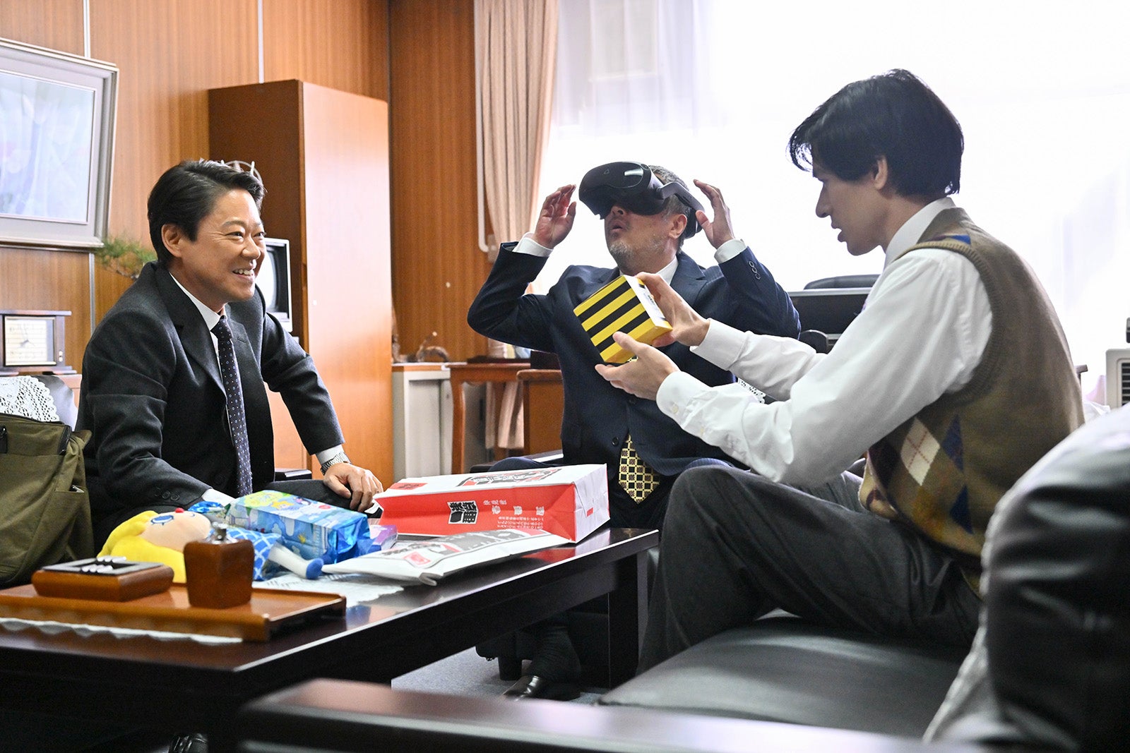 （左）阿部サダヲ、中島歩「不適切にもほどがある！」第6話より（C）TBS