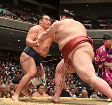 左膝不安の豊昇龍は出場へ、師匠「あまりひどい相撲なら考えないと」3連敗なら決断か