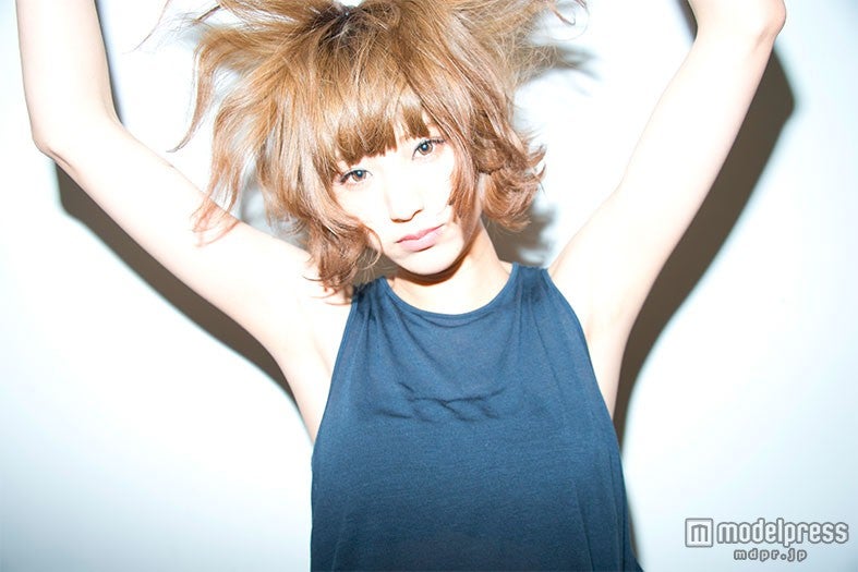 「JELLY」モデルizuの“壁ドン”が「可愛すぎる」と話題に