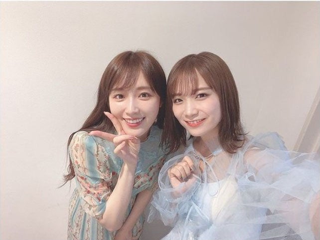 秋元真夏、乃木坂46卒業の高山一実とのオフショット＆想いに反響「寂しくなる」「かずみんへの想い伝わる」