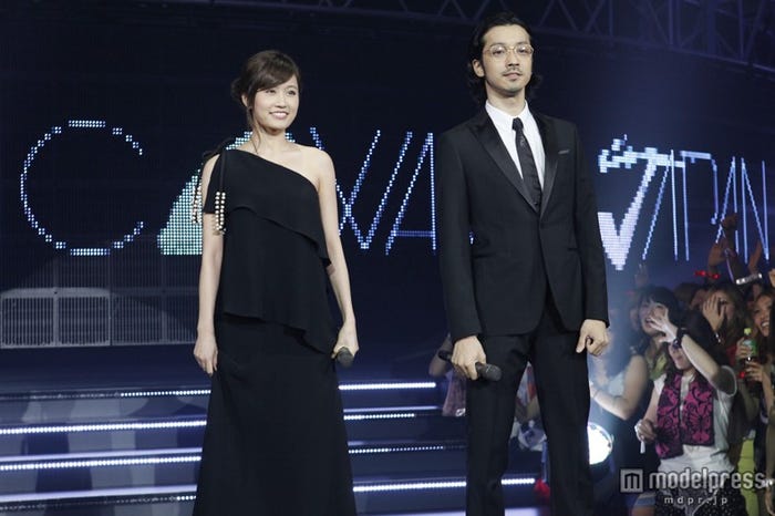 「MTV VIDEO MUSIC AWARDS JAPAN 2013」の司会を務めた前田敦子(左)と金子ノブアキ(右)/写真提供:MTV JAPAN