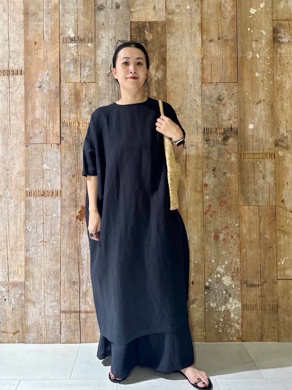 ゆったりシルエットでもオールブラックで引き締めて 出典:WEAR