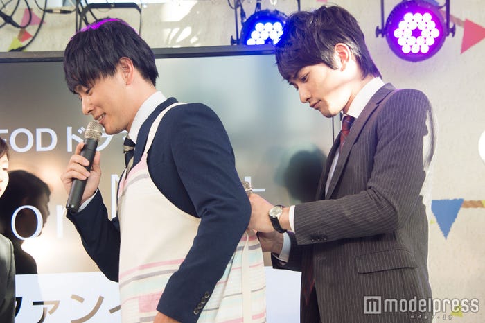 山下健二郎のエプロンを脱がせる町田啓太(C)モデルプレス