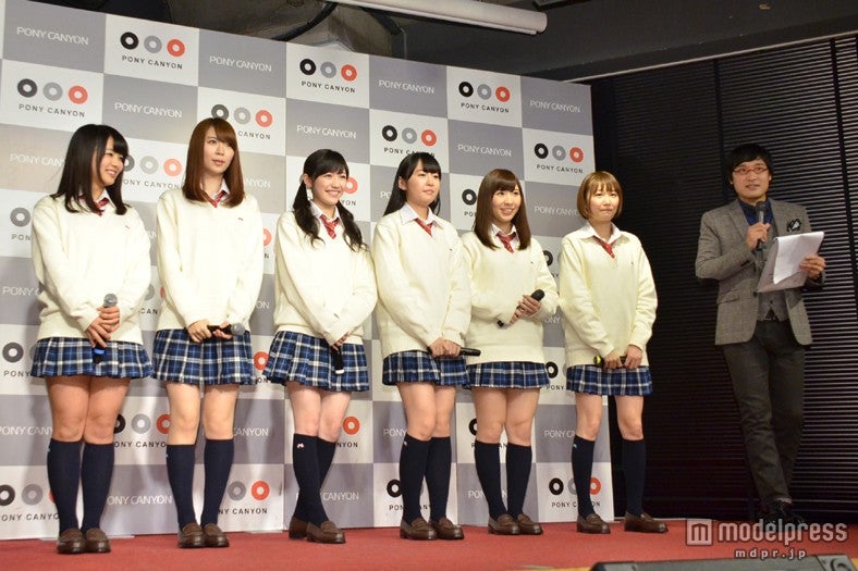 （左から）平嶋夏海、菊地あやか、渡辺麻友、多田愛佳、岩佐美咲、浦野一美、山里亮太