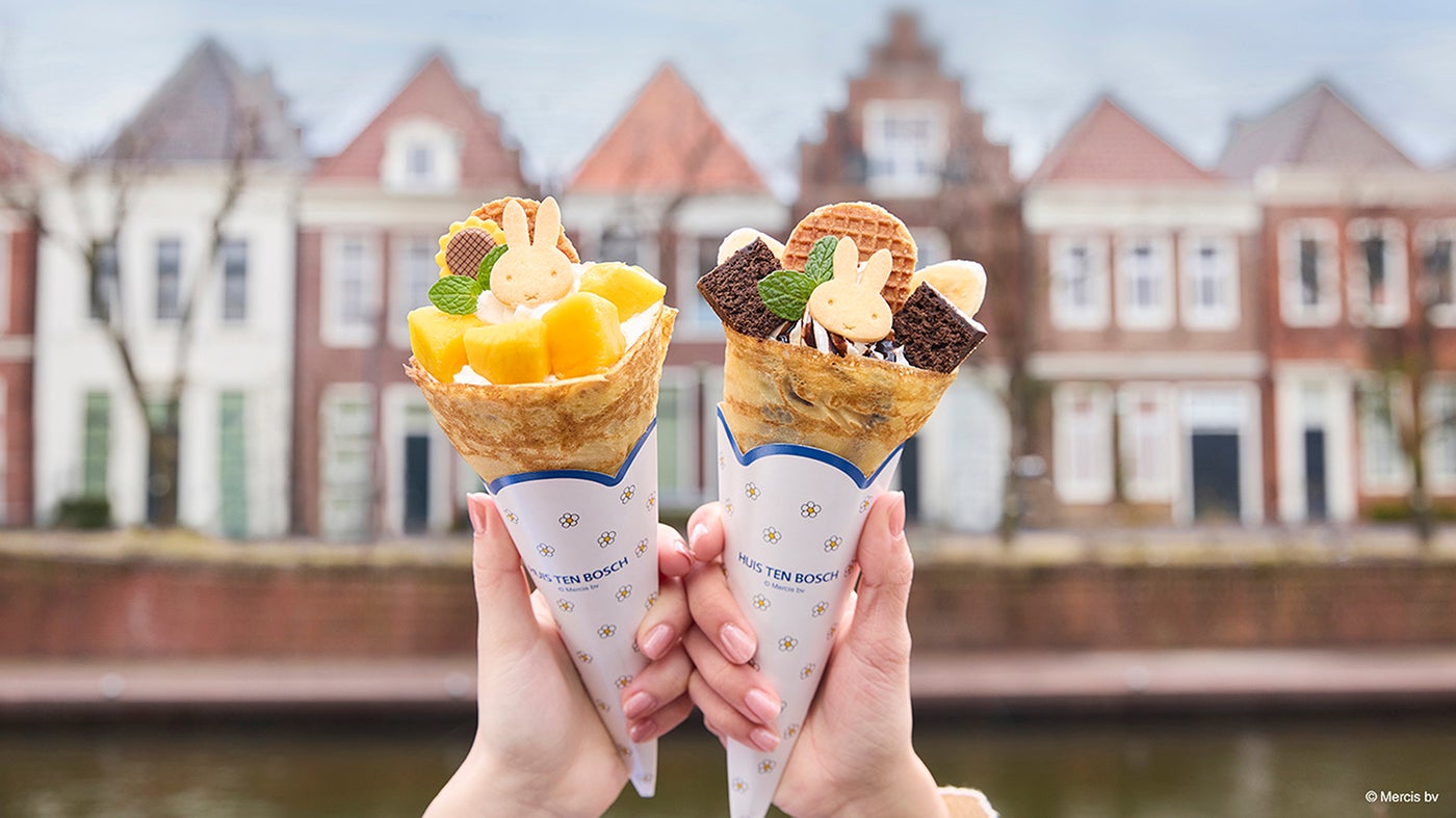 左：ミッフィーのマンゴークレープ　右：ミッフィーのチョコバナナクレープ　／提供画像