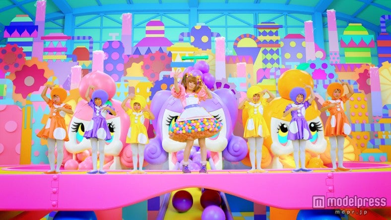 きゃりーぱみゅぱみゅ（中央）とキッズダンサー／新「み」（30秒）編