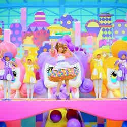 きゃりーぱみゅぱみゅ(中央)とキッズダンサー/新「み」(30秒)編