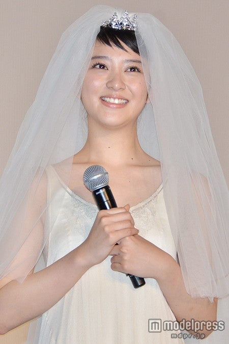 純白のウェデイング姿を披露した、武井咲