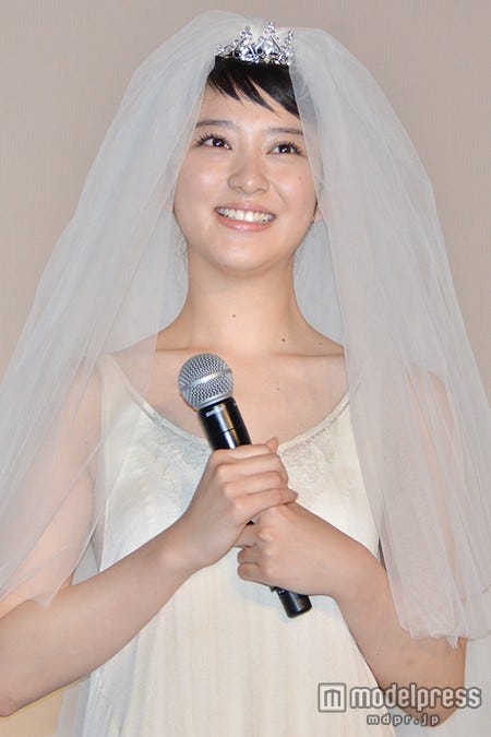 純白のウェデイング姿を披露した、武井咲