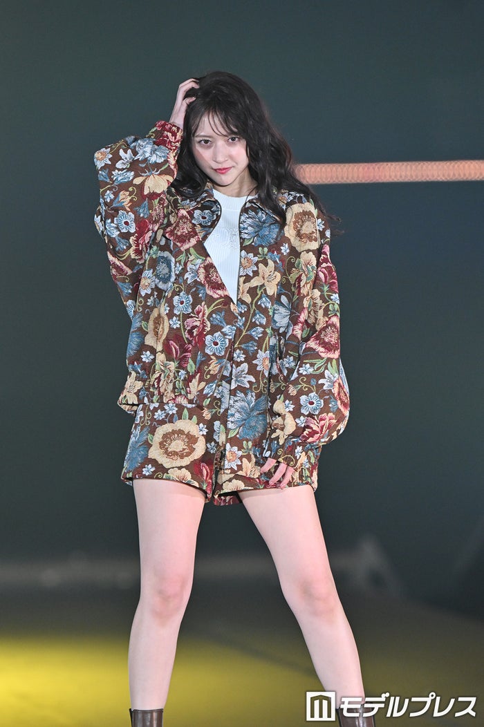 乃木坂46金川紗耶、ショートパンツから美脚披露 クールな表情にドキッ【GirlsAward 2024AW】