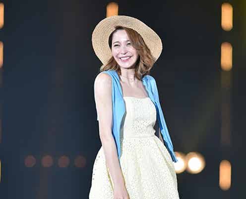 藤井リナ、艶やかデコルテ&愛らしい笑顔で視線独占 ガーリー夏コーデ披露<TGC 2015S/S>