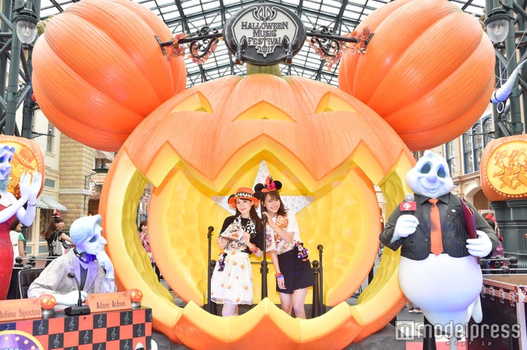 ディズニー ハロウィーン開幕 ランド 大きなかぼちゃ の新フォトロケーション登場 パレード グッズ フードもチェック 写真特集 イベントレポ モデルプレス