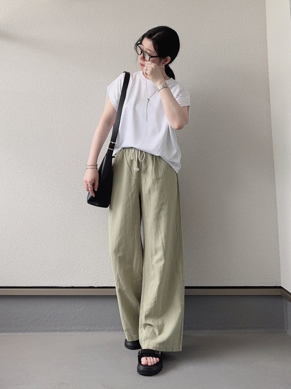 涼しげなベージュのパンツを合わせて爽やかに 出典:StyleHint
