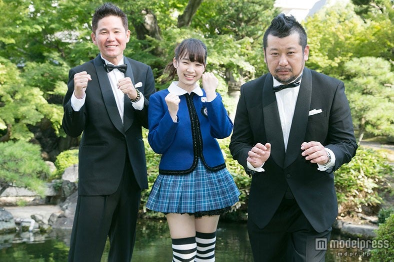 ケンドーコバヤシ（右）、AKB48の小笠原茉由（中央）