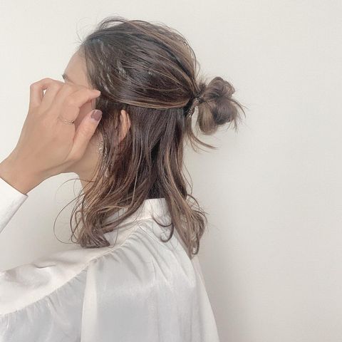 画像14 15 メガネに似合う簡単ヘアアレンジまとめ まとめ髪にも抜け感をプラス モデルプレス