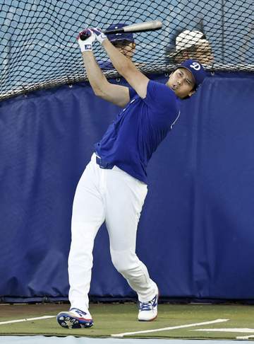 大谷翔平が異例の屋外フリー打撃 ドジャースが非公開練習の模様を公開 開始前に取材対応したロバーツ監督「外で打つならいいことだ」
