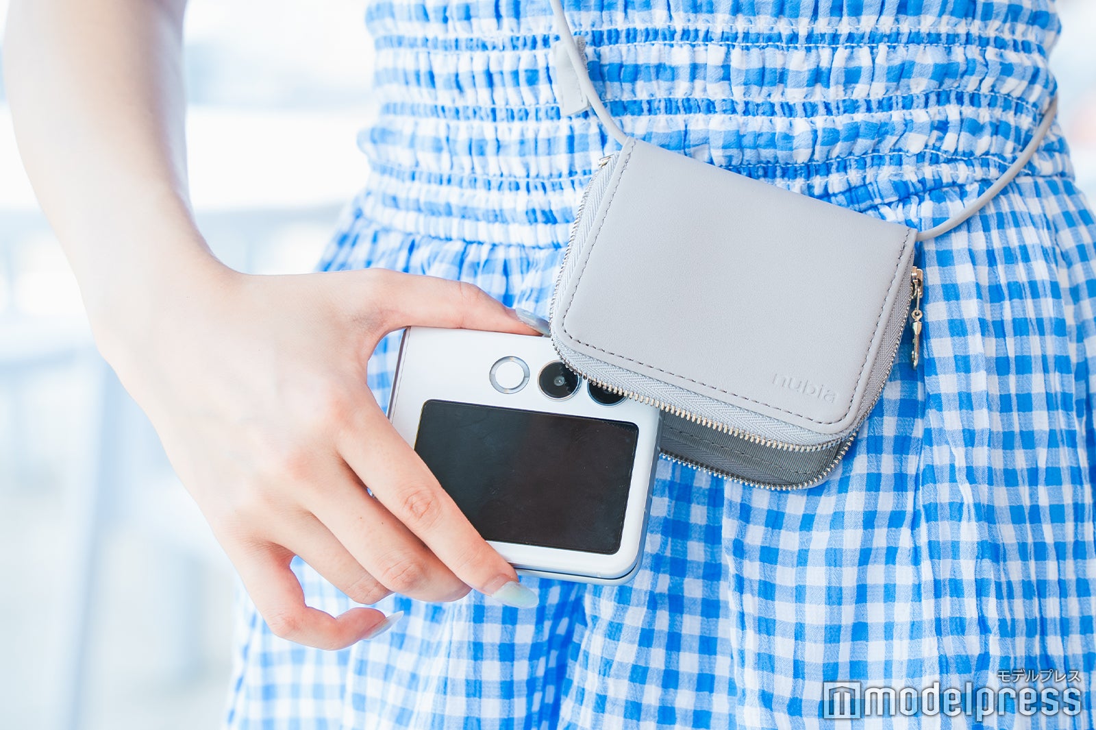 nubia Flip2・オリジナルレザーケースを活用（C）モデルプレス