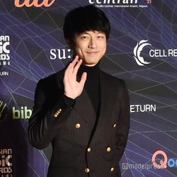 坂口健太郎「2019 MAMA」にサプライズ登場 BTSと再会でハグ