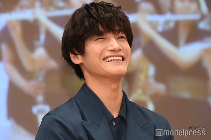 秋山純監督に発掘された佐野晶哉(C)モデルプレス
