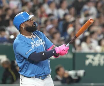 日本ハム・レイエスの一発で先制 左中間席中段へオープン戦1号2ラン「練習から集中してバッティングできていました」