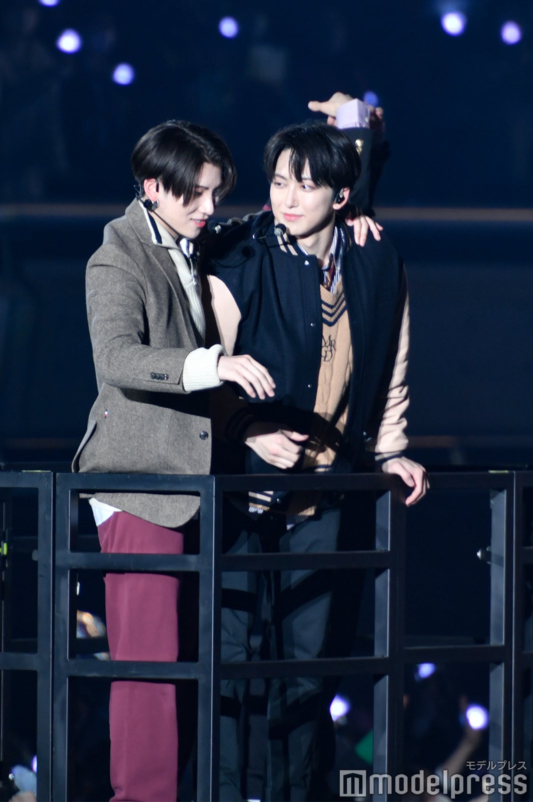 YUMAを見つめるFUMA（C）モデルプレス