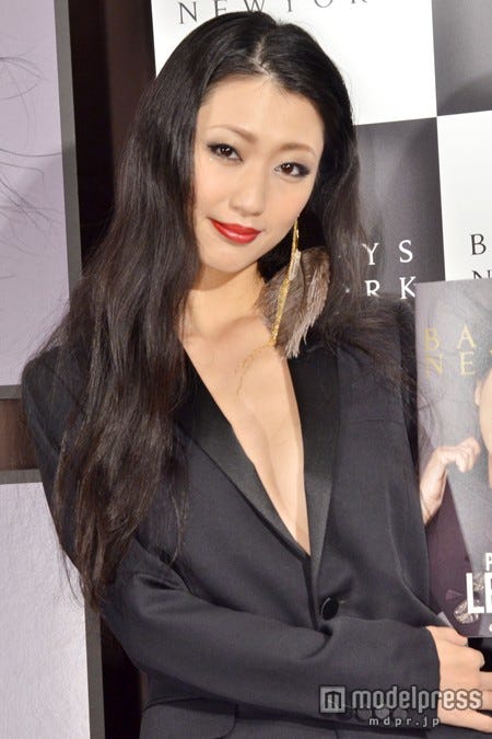 ノーブラ×ジャケットで登場した壇蜜