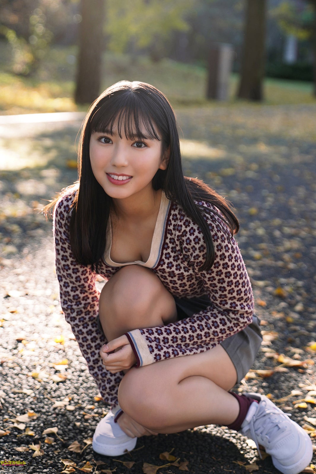 沢口愛華、美谷間チラリ 公園楽しむキュートな姿