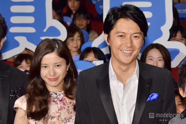 福山雅治（右）、吉高由里子（左）