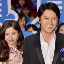 福山雅治(右)、吉高由里子(左)