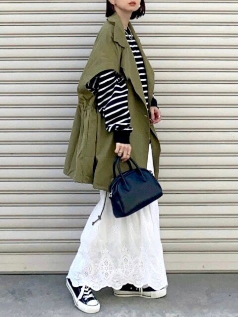 レディース　コーディネート　コーデ　トレンド　おしゃれ　お洒落　オシャレ　2023　春　白スカート　スカート　白　ホワイト　ベスト　カーキ　スニーカー　ボーダー