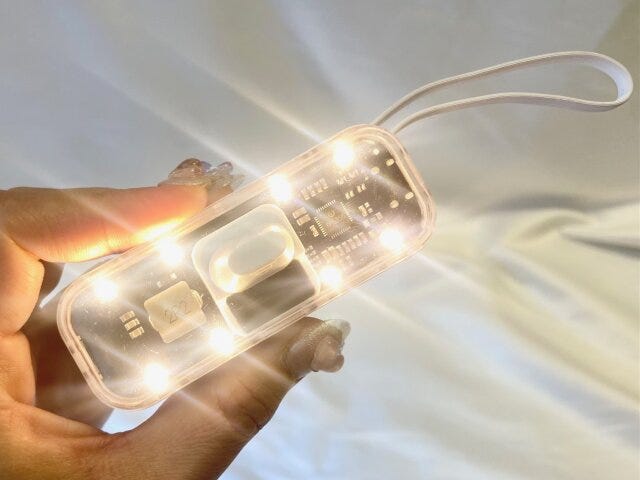 3COINS　LEDライト付きクリアモバイルバッテリー　ライト点灯