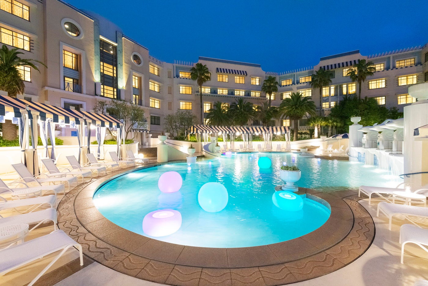 パームガーデン・プール（ナイトプール）（C）Disney