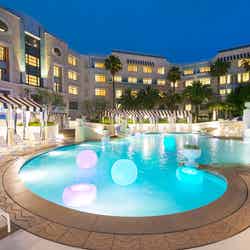 パームガーデン・プール(ナイトプール)(C)Disney